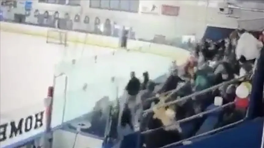 V USA zomreli 2 ľudia v dôsledku streľby počas stredoškolského hokejového zápasu